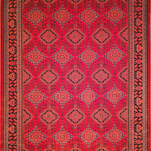 • فارسی: فرش ماشینی افشار لاکی ۷۰۰ شانه تراکم ۲۰۰۰ طرح تمام‌نما • English: Afshar Laki 700 Reeds Polyester Carpet, full view traditional design