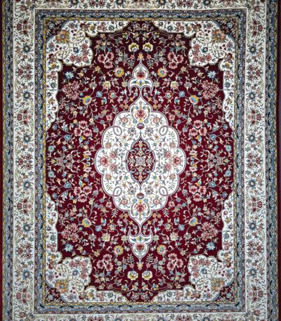 ALT: فرش بیجار لاکی با زمینه لاکی و ترنج مرکزی – Bijar Laki red carpet with central medallion